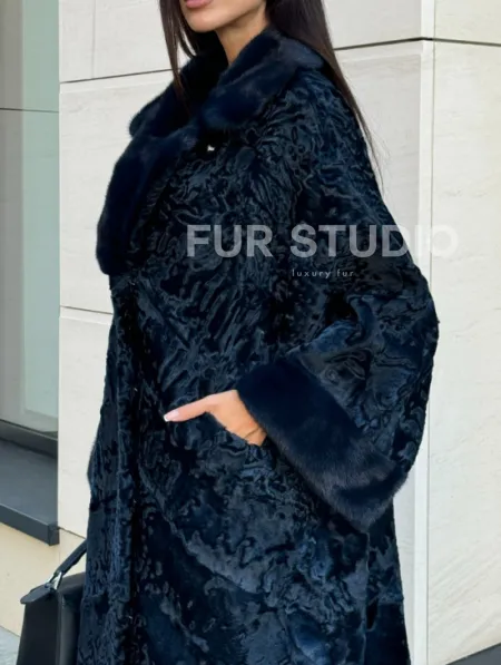 Шуба из каракуля Indigo Blue с отделкой из меха норки, фасон кокон - фото 1