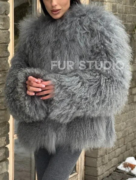 Шуба из меха ламы серого цвета - фото 2