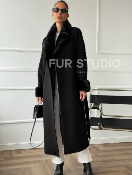 Черное пальто с мехом норки - фото 6