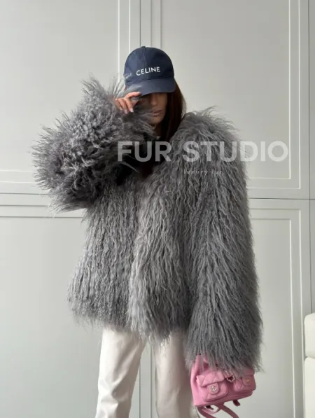 Серая шуба из натурального меха ламы - фото 15