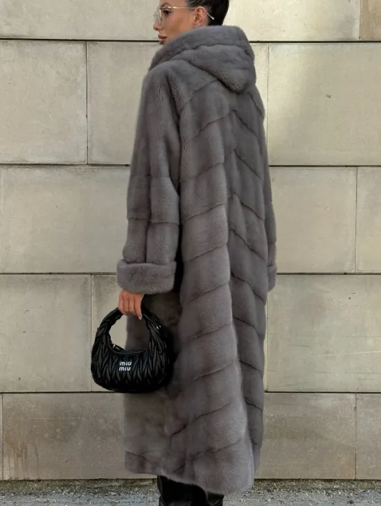 Шуба в диагональной выкладке меха норки, графит грей с капюшоном - фото 8