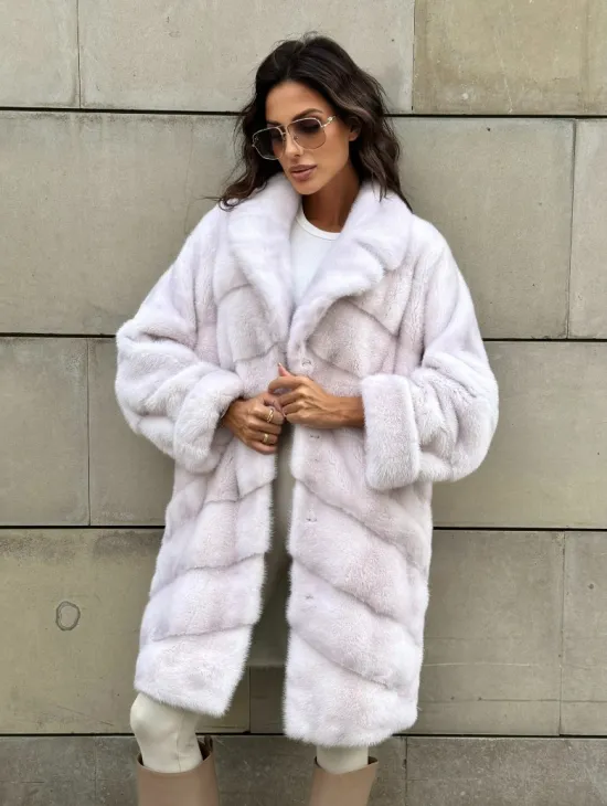 Шуба в диагональной выкладке меха норки с английским воротником - цвет жемчуг - фото 10