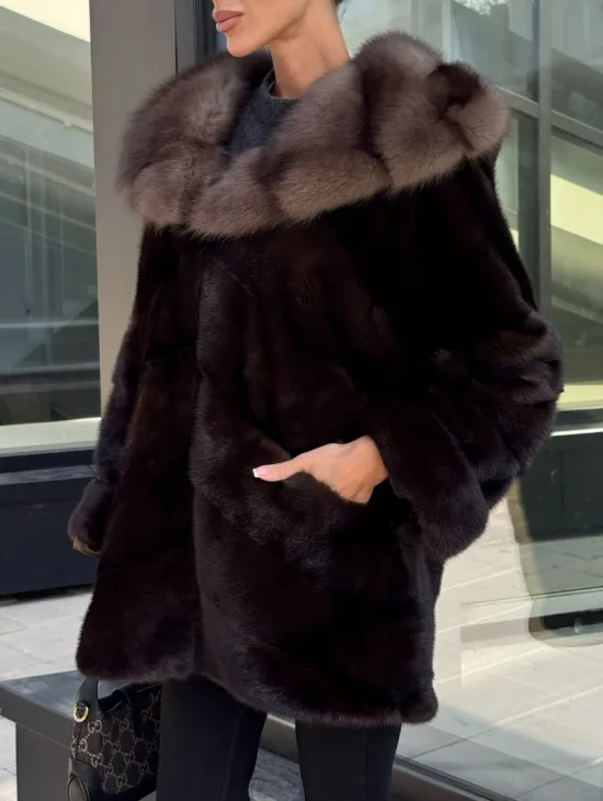 Шуба автоледи из меха норки с капюшоном куницы - шоколад - фото 2