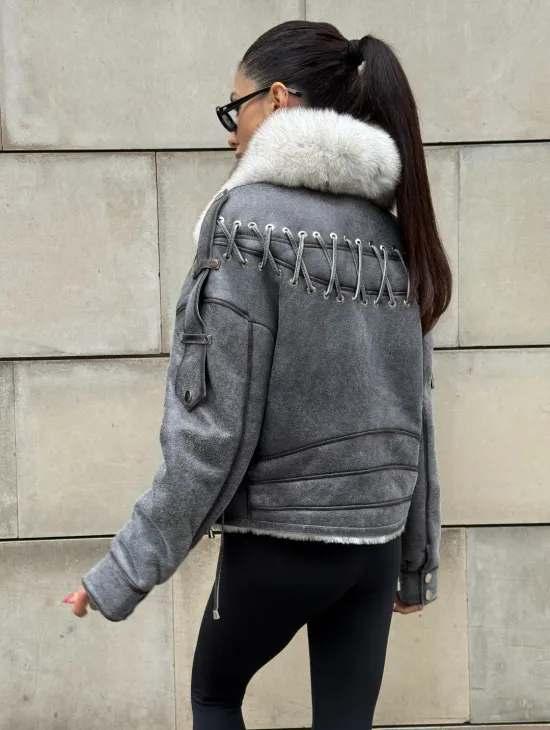 Стильная косуха-дубленка Vintage Grey с воротником из меха песца со шнуровкой на спине - фото 8