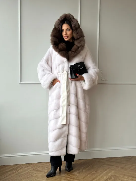 Шуба фасон кимоно из аукционной норки с капюшоном кобра из меха куницы - фото 10