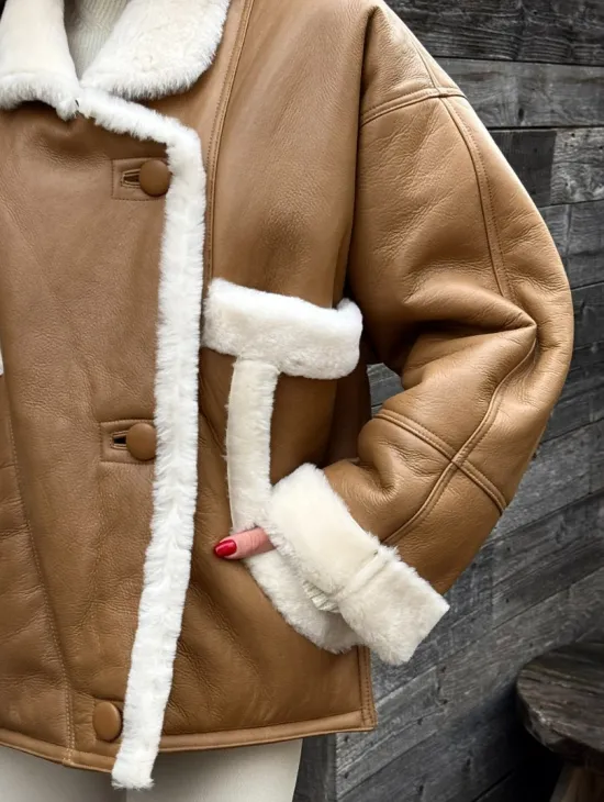 Модная куртка - дубленка в стиле «Oversize» на пуговицах и манжетами на рукавах - фото 1