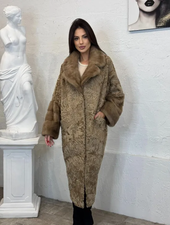 Длинное женское пальто из натурального меха каракульчи с отделкой из норки - фото 11