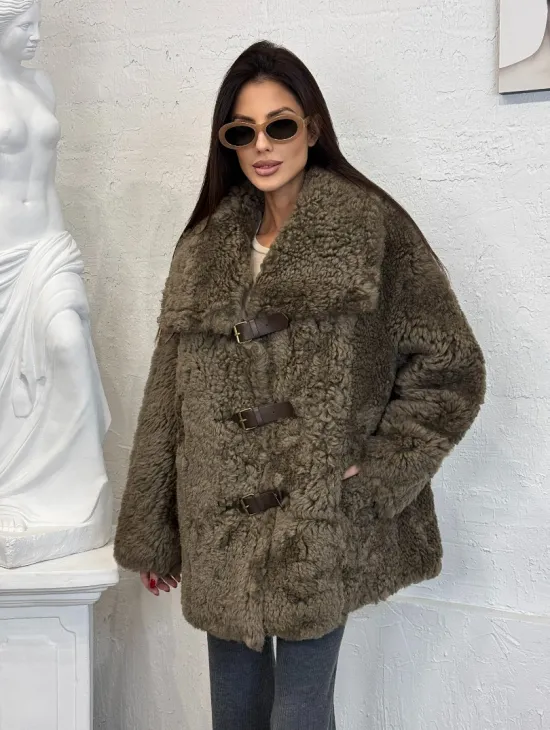 Дублёнка «Дафлкот» cредней длины из овчины Tigrado на застёжках - кожаные ремешки - фото 8