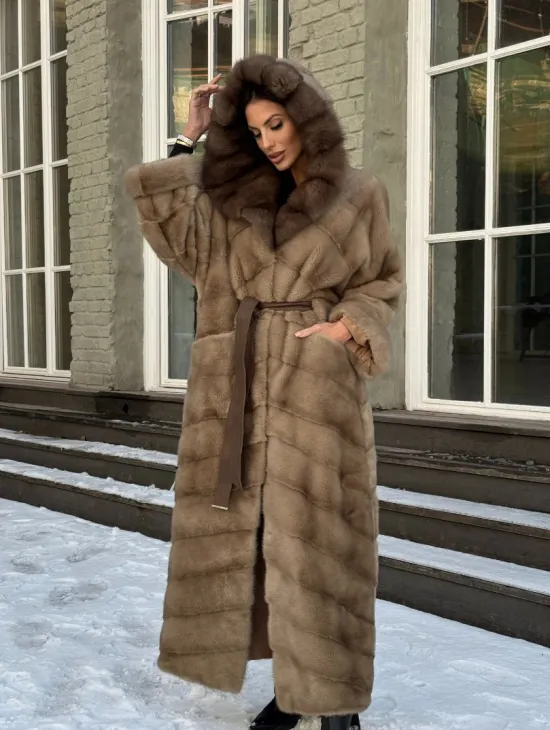 Длинная норковая шуба в цвете пастель с капюшоном из натуральной куницы - фото 8