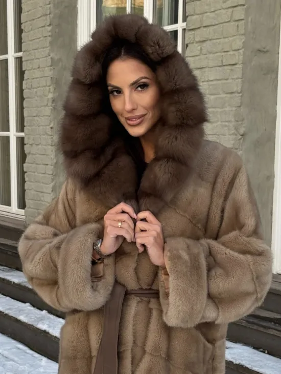 Длинная норковая шуба в цвете пастель с капюшоном из натуральной куницы - фото 3