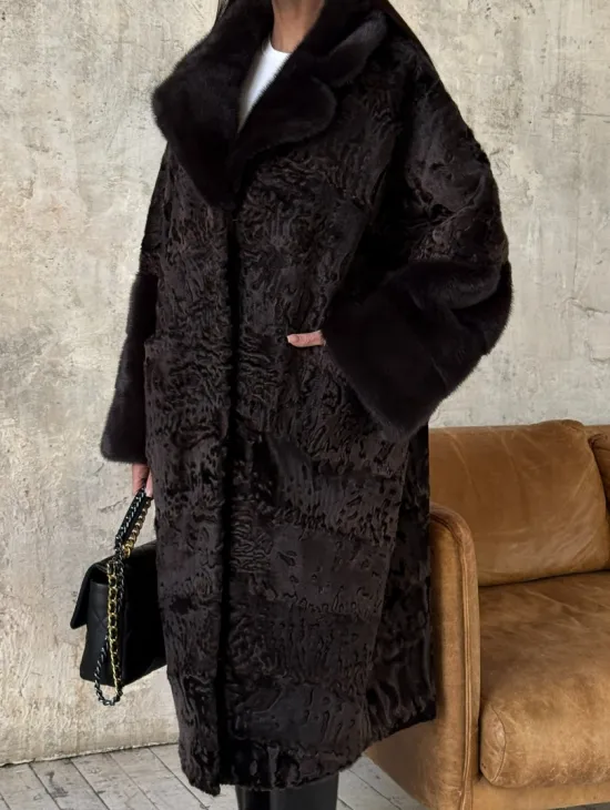 Женская шуба из натурального меха каракульчи с отделкой из норки - фото 2