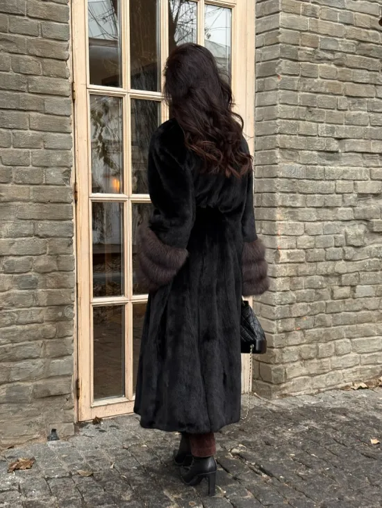Шикарная черная норковая шуба с меховыми манжетами из куницы - фото 10