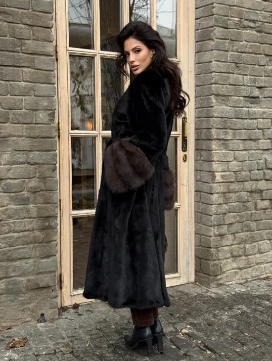 Шикарная черная норковая шуба с меховыми манжетами из куницы - фото 7