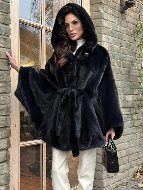 Меховое пончо из скандинавской норки с капюшоном - черный изумруд - фото 0