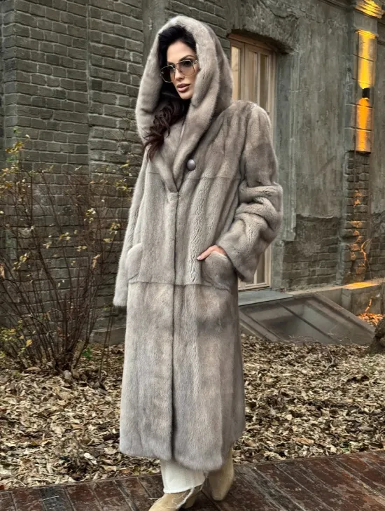 Шуба прямого кроя с капюшоном и меховым поясом в сером цвете - фото 0