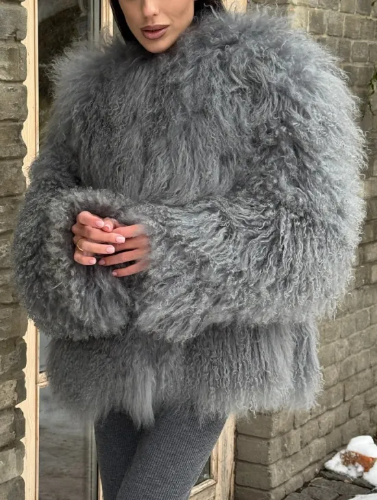 Шуба из меха ламы серого цвета - фото 2