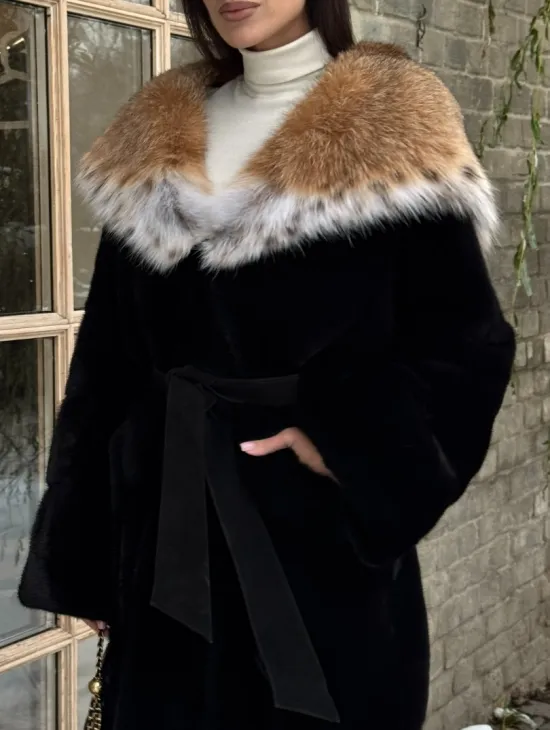 Черная длинная шуба из норки с капюшоном из меха рыси - фото 1