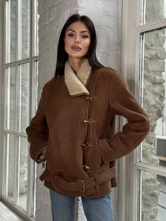 Женская дубленка в цвете виски с декоративными крючками - фото 8