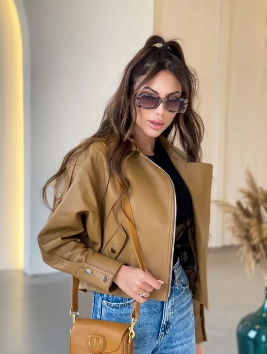 Модная короткая женская курточка в цветет кэмел - фото 0
