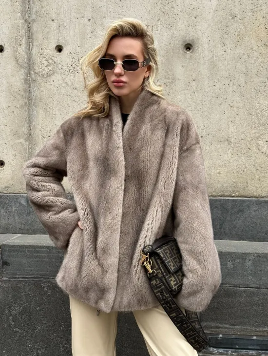 Женское короткое полупальто из меха норки с V-образным воротником - фото 4