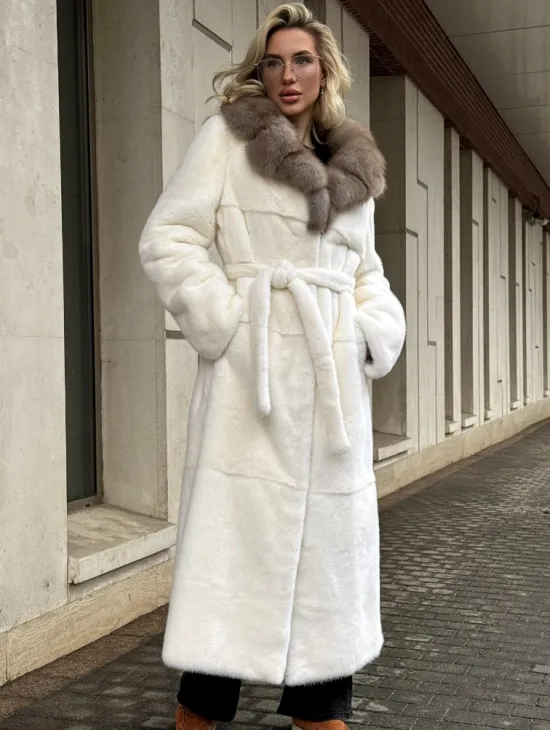 Длинная белая норковая шуба с воротником из меха куницы - фото 5