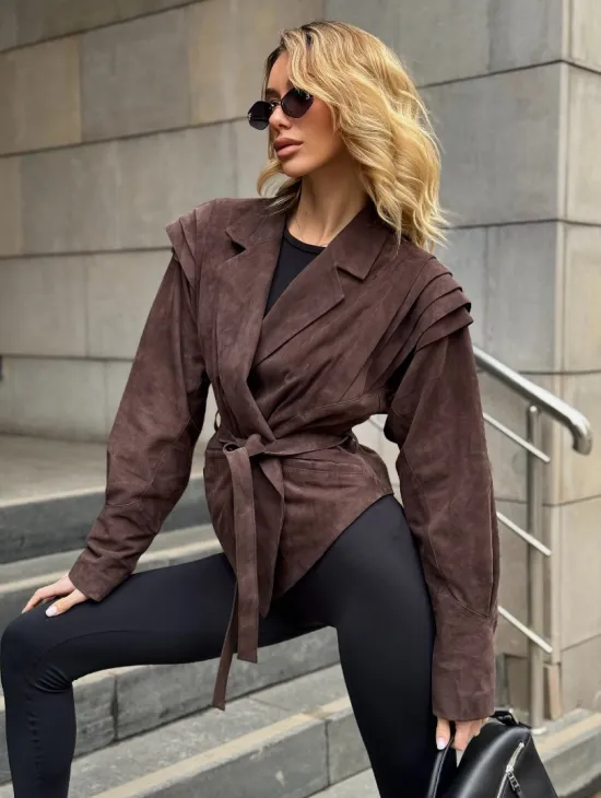 Приталенная куртка из замши c поясом, на плечах вставки в виде крылышек - фото 5