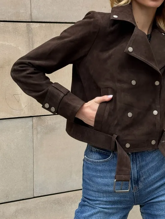 Короткая замшевая курточка с прорезными карманами и ремнём на талии - фото 2