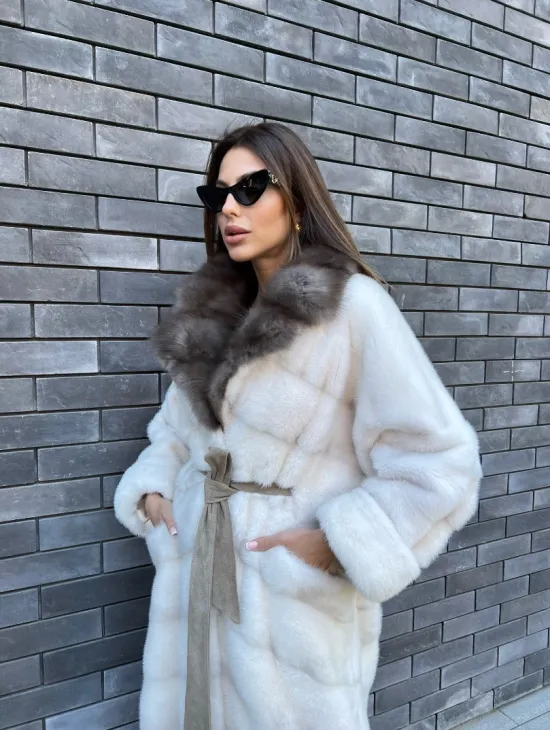 Длинная норковая шуба в белом цвете с воротником из куницы - фото 7