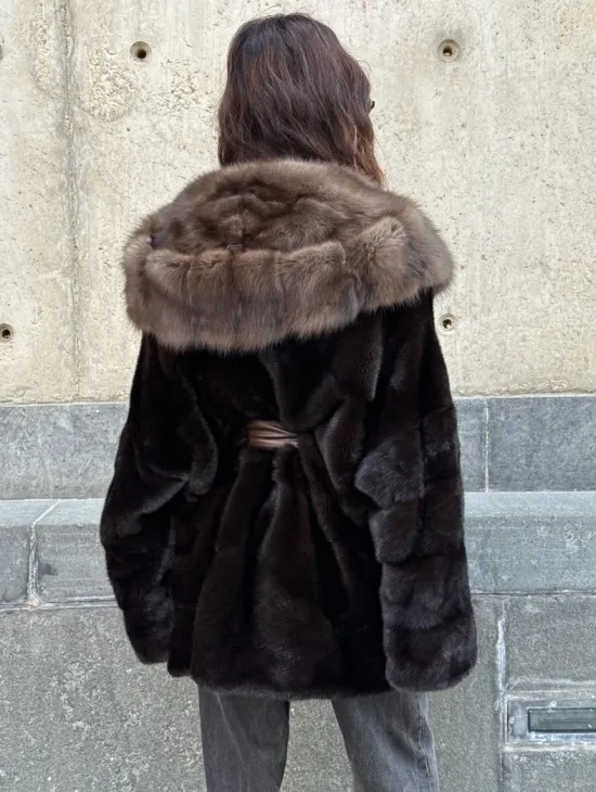 Норковый полушубок в натуральном цвете Brown с капюшоном из куницы - фото 5