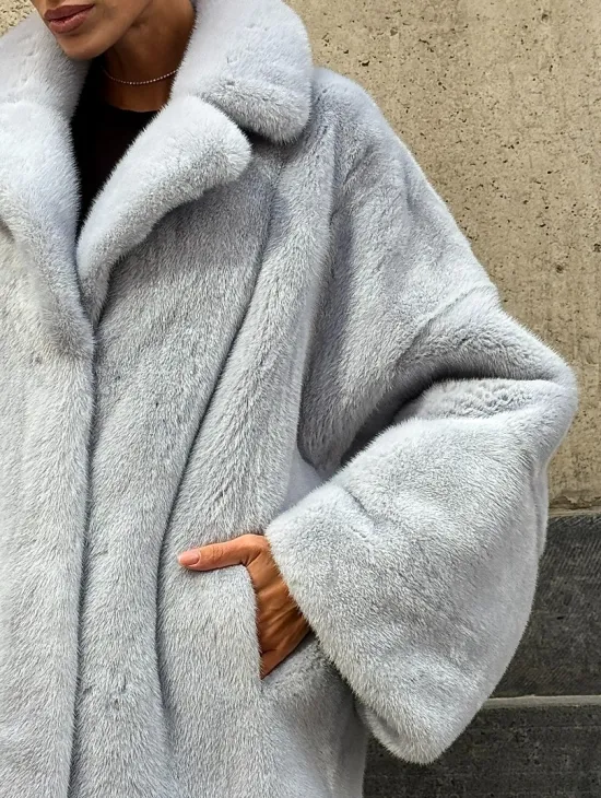 Элегантный полушубок из скандинавской норки небесно-голубого оттенка - фото 1