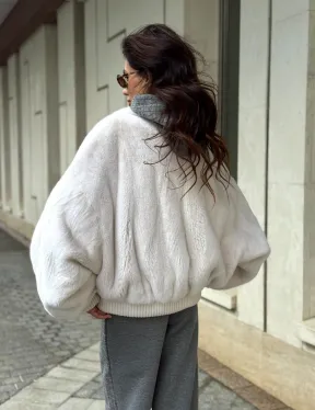 Белый норковый бомбер на резинке - фото 9