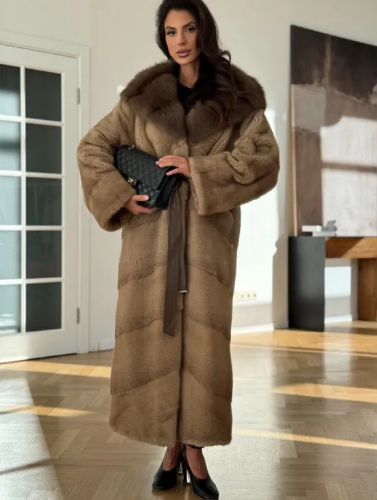 Норковая шуба бежевого цвета - капюшон куница - фото 3