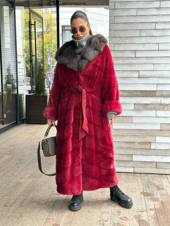 Длинная норковая шуба с капюшоном куница - фото 0