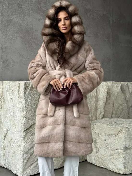 Норковая шуба с капюшоном из 