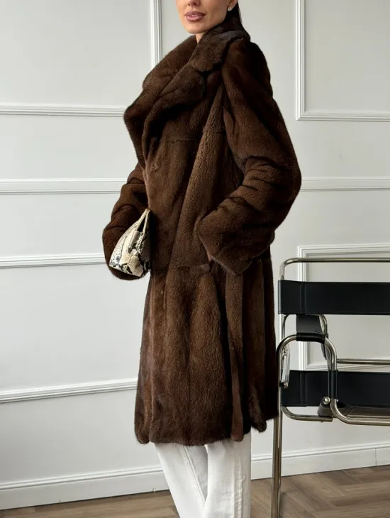 Норковая шуба средней длины со шлицами по бокам - фото 3