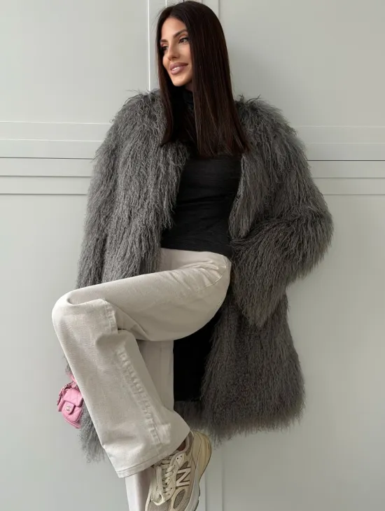 Удлиненная серая шуба из ламы - фото 6