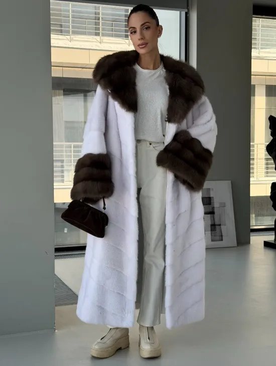 Белая норковая шуба с отделкой из куницы на рукавах и капюшоне - фото 0