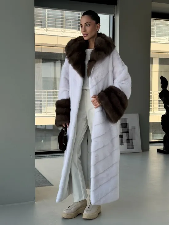 Белая норковая шуба с отделкой из куницы на рукавах и капюшоне - фото 7