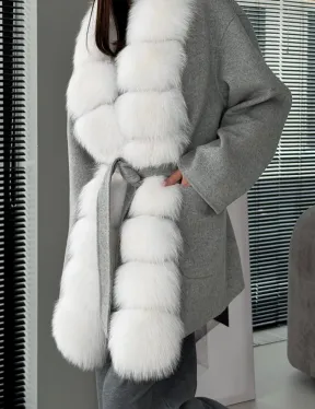 Серое пальто с меховым воротником - фото 4