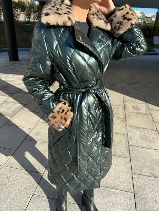 Пальто - пуховик с воротником из меха норки в цвете изумруд - фото 3