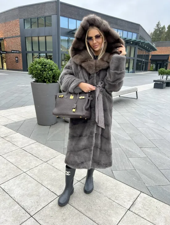 Шуба норковая с капюшоном из меха куницы в цвете графит грей - фото 4