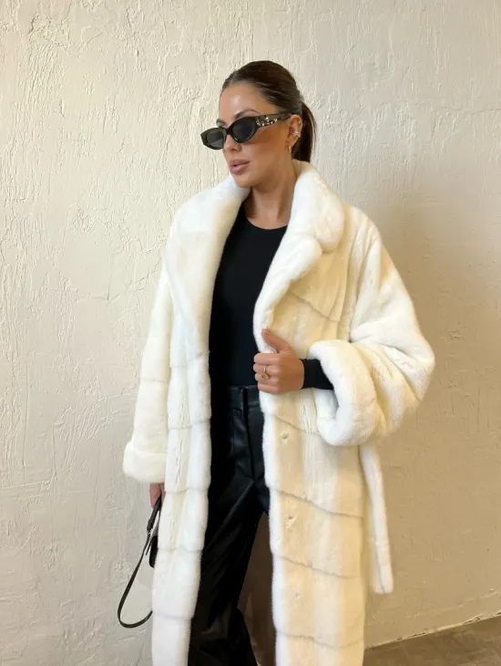 Белая шуба из плюшевой норки с английским воротником - фото 7