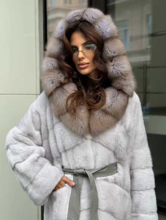 Шуба норковая серо-голубого цвета с капюшоном из куницы - фото 4