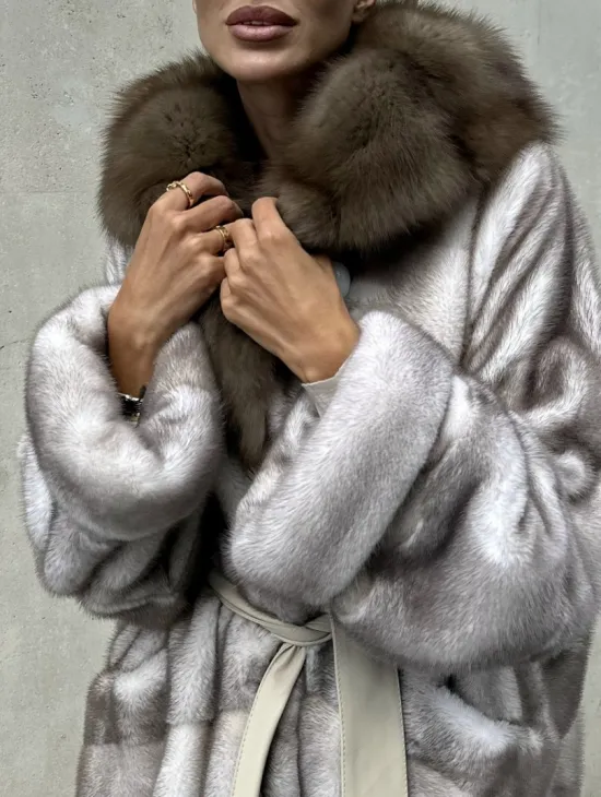 Шуба норковая с капюшоном из меха куницы - колотый лед - фото 2